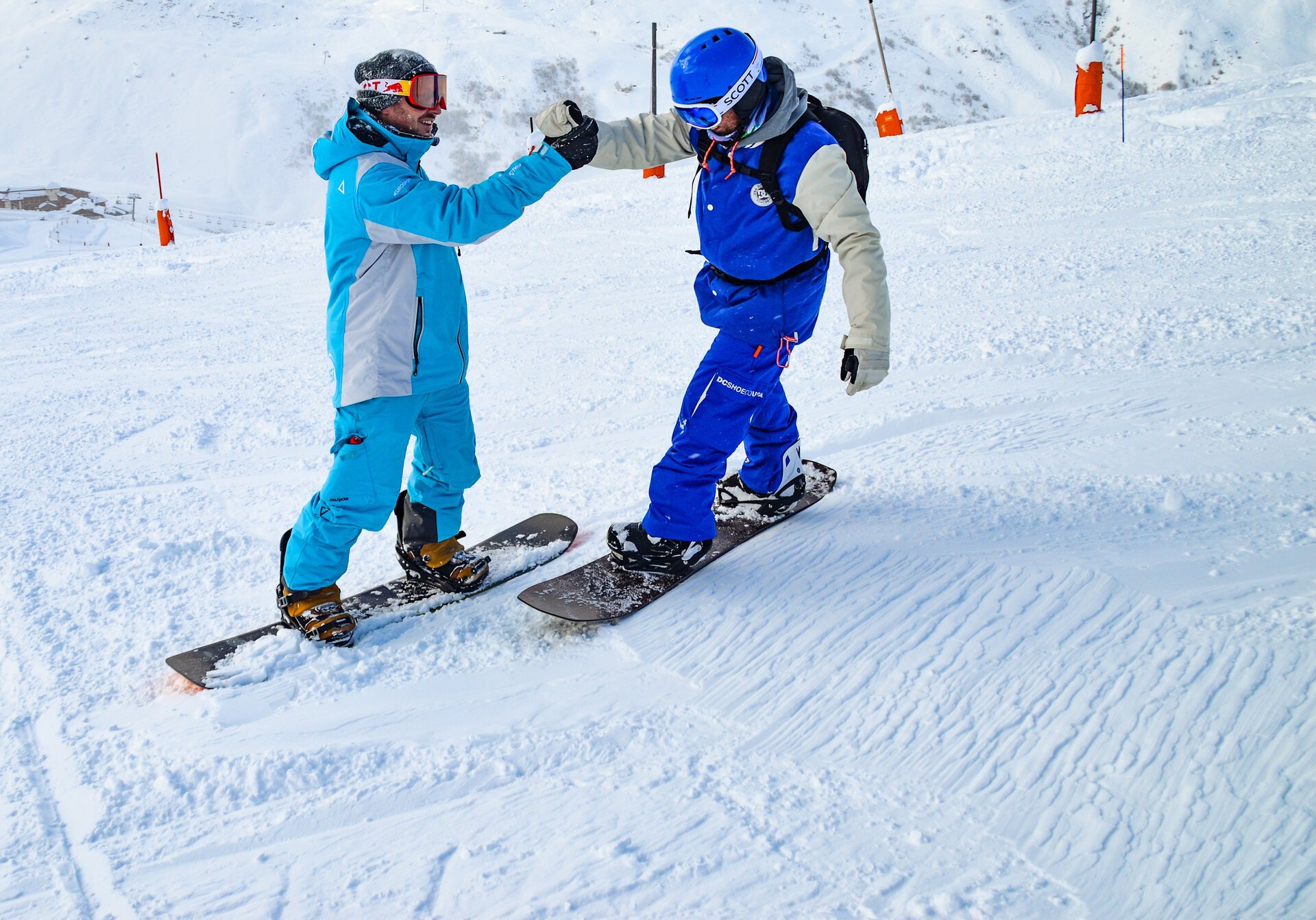 Apprendre aux enfants à faire du snowboard